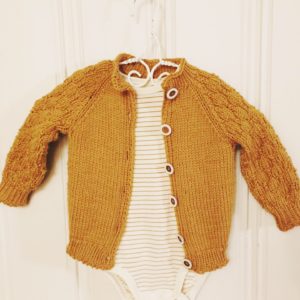 Retrojakka til baby og barn, strikkeoppskrift