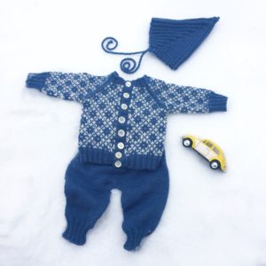 Baby stjernejakke, allround-bukse og pixie-lue strikkeoppskrift